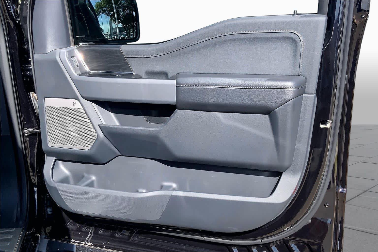 Used 2025 Agate Black Metallic Ford LARIAT image 23