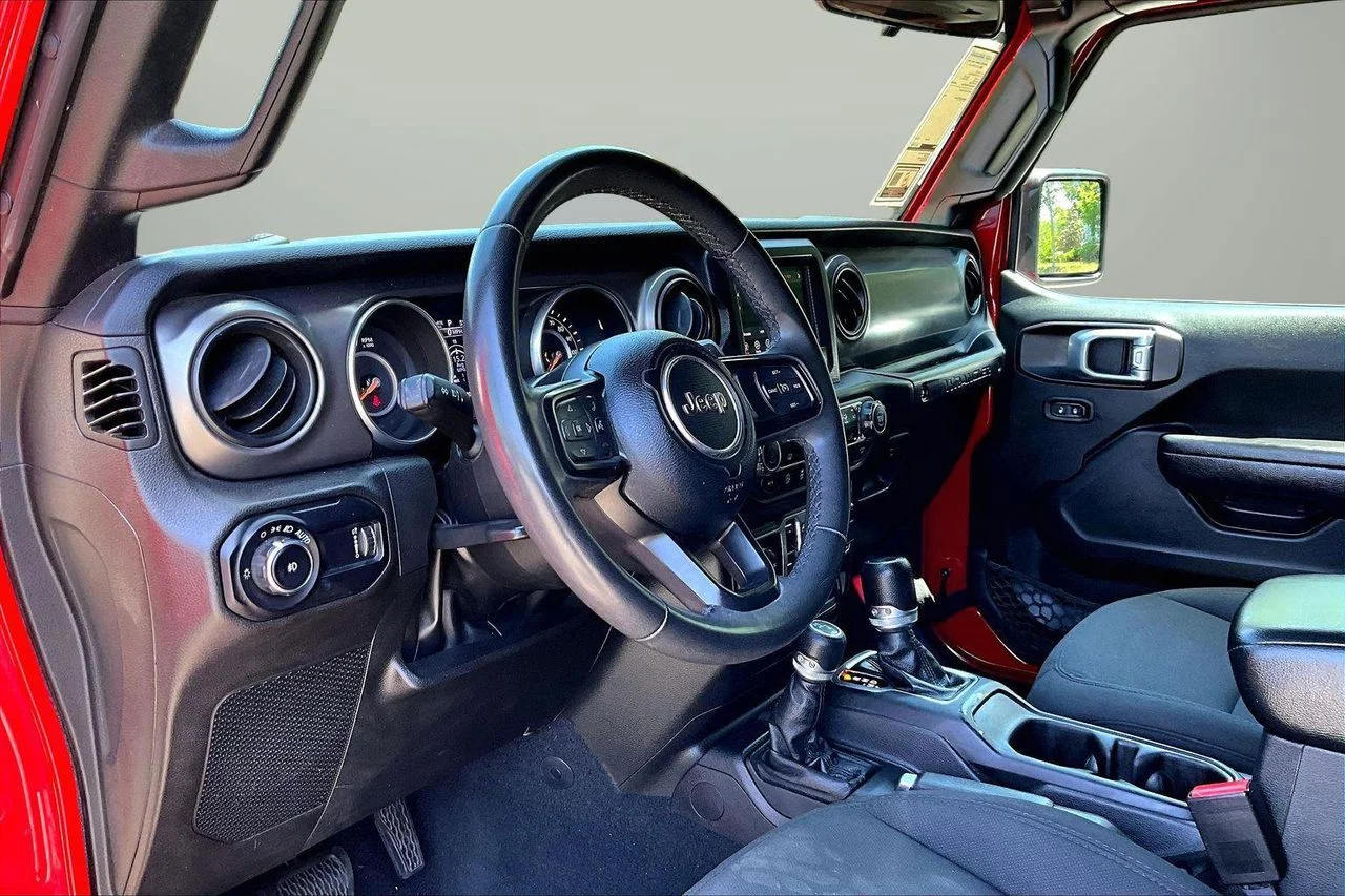 Used 2023 Red Jeep Sport S image 18