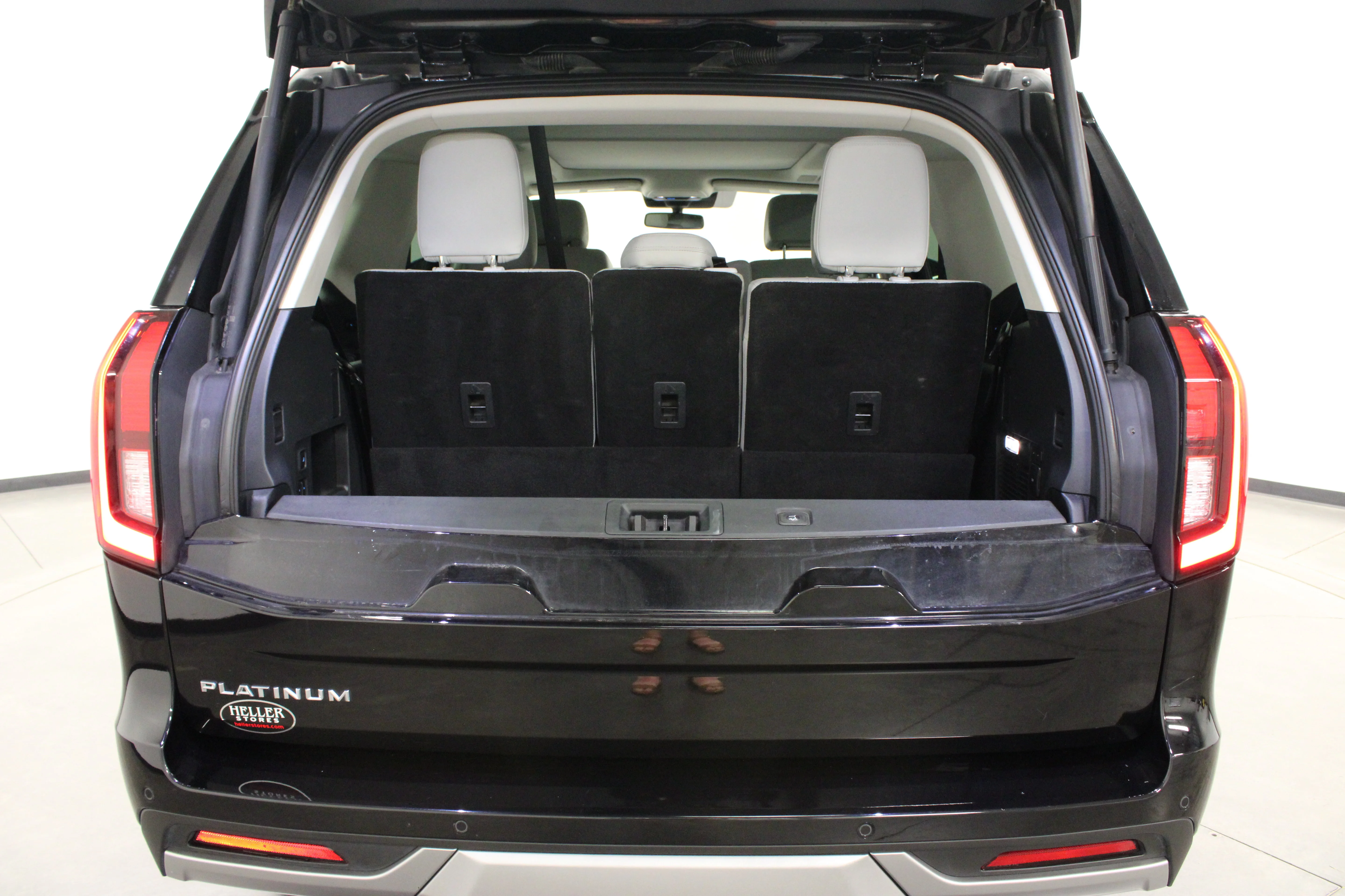 Used 2025 Black Metallic Ford Platinum image 14