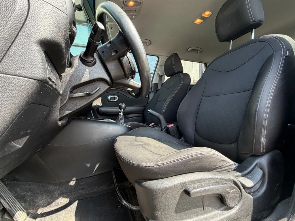 Used 2014 White Kia Base image 6