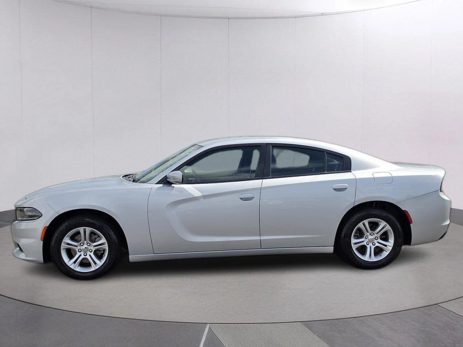 Used 2022 Triple Nickel Clearcoat Dodge SXT image 2