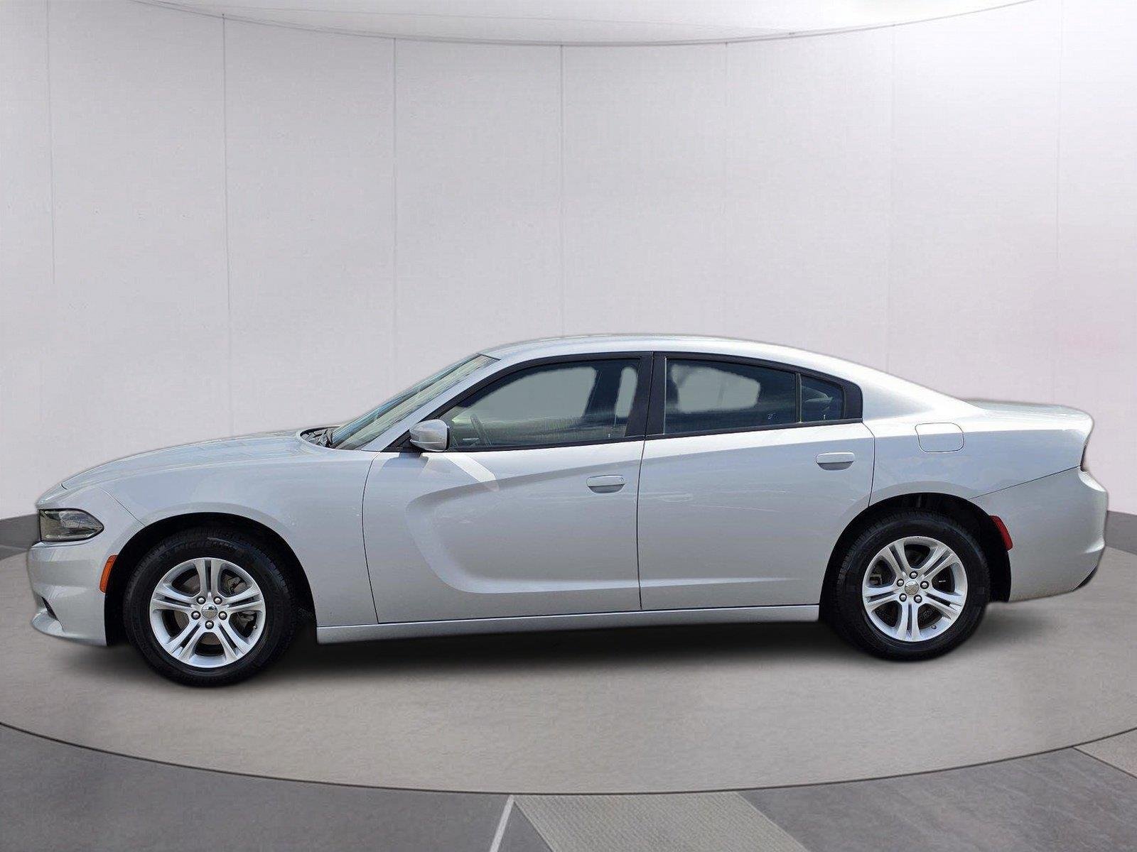 Used 2022 Triple Nickel Clearcoat Dodge SXT image 2