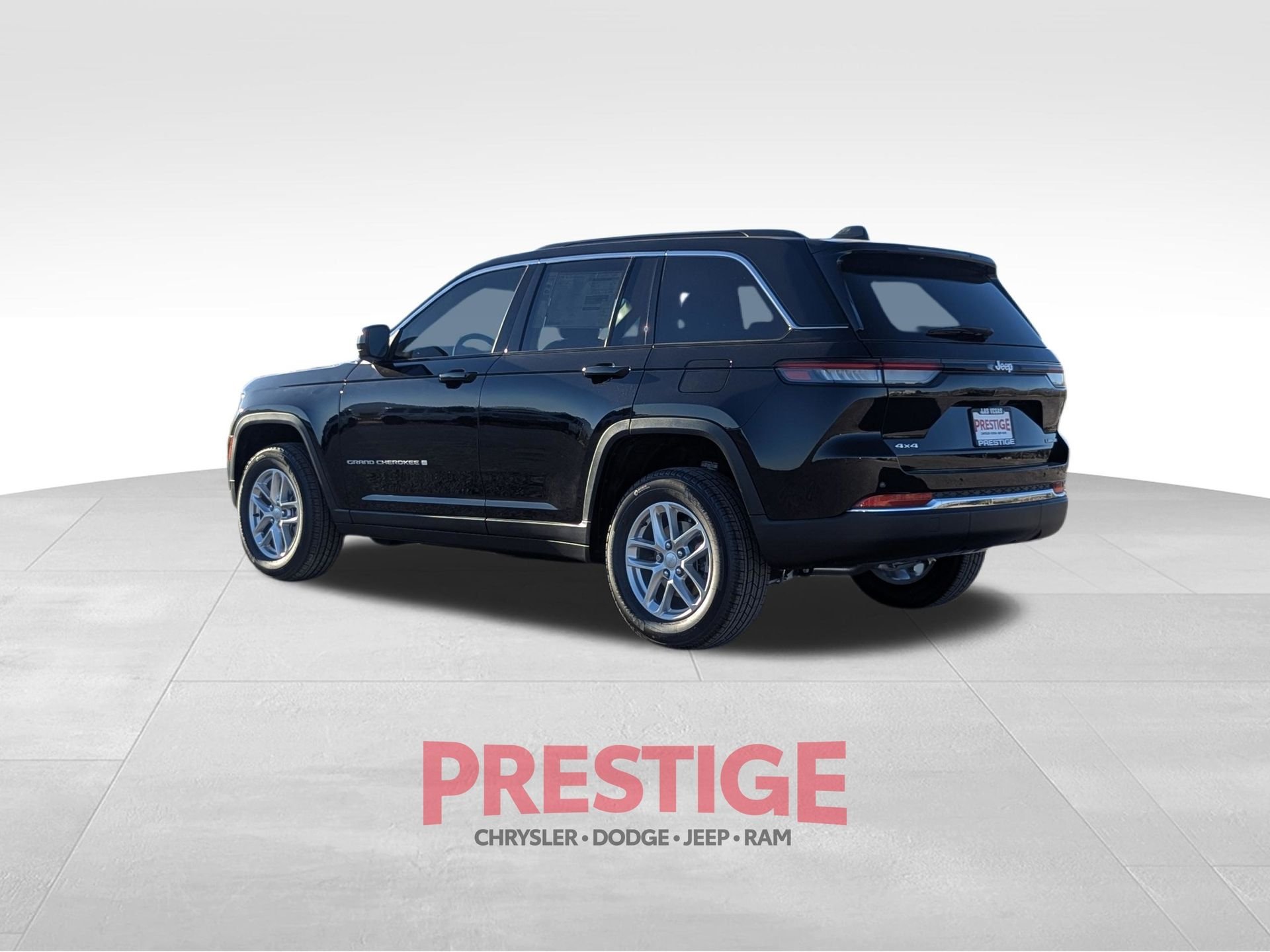 New 2026 Diamond Black Crystal Pearl-Coat Exterior Paint Jeep Laredo X image 9