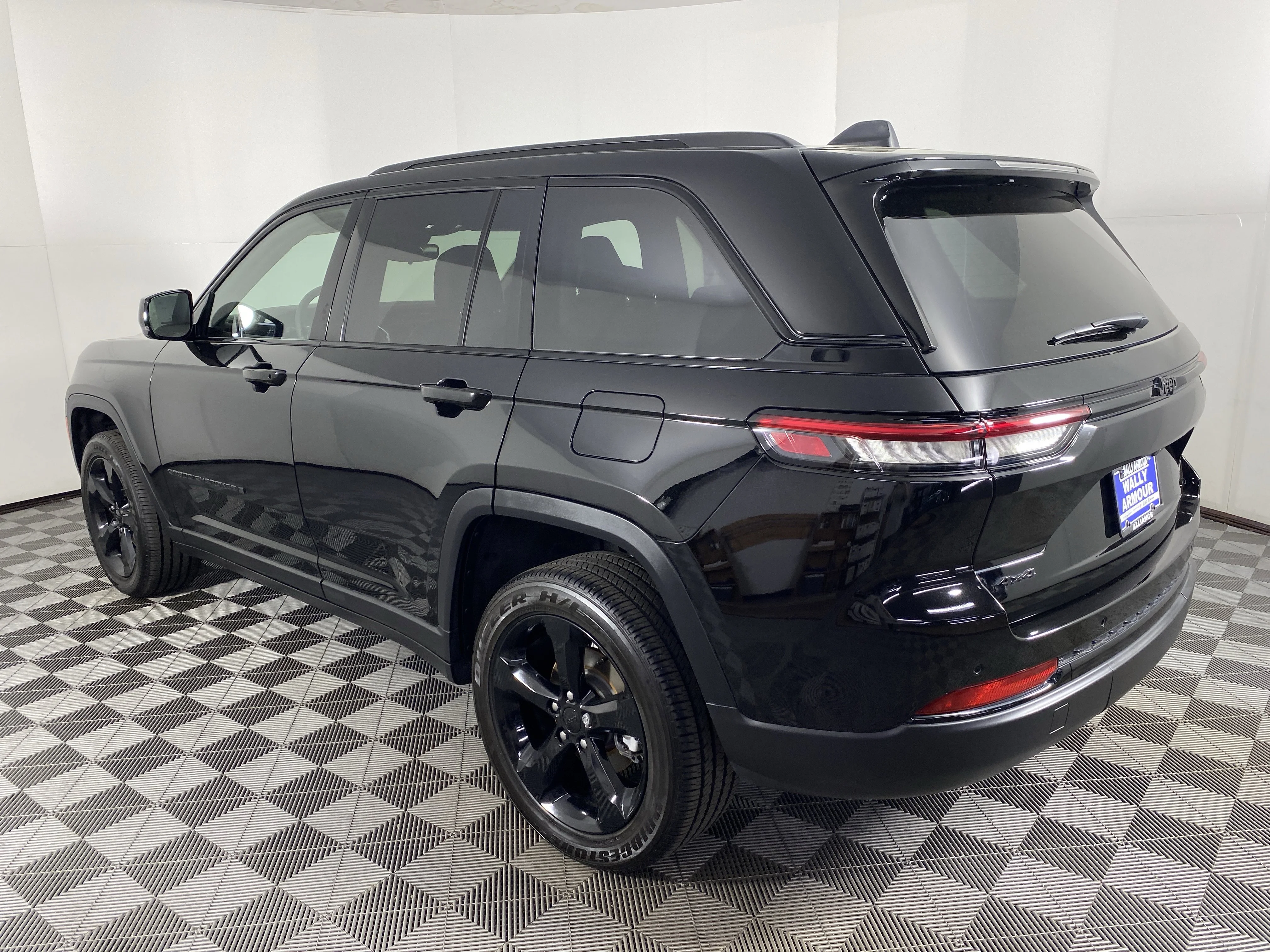 Used 2024 Diamond Black Crystal Pearlcoat Jeep Altitude X image 10