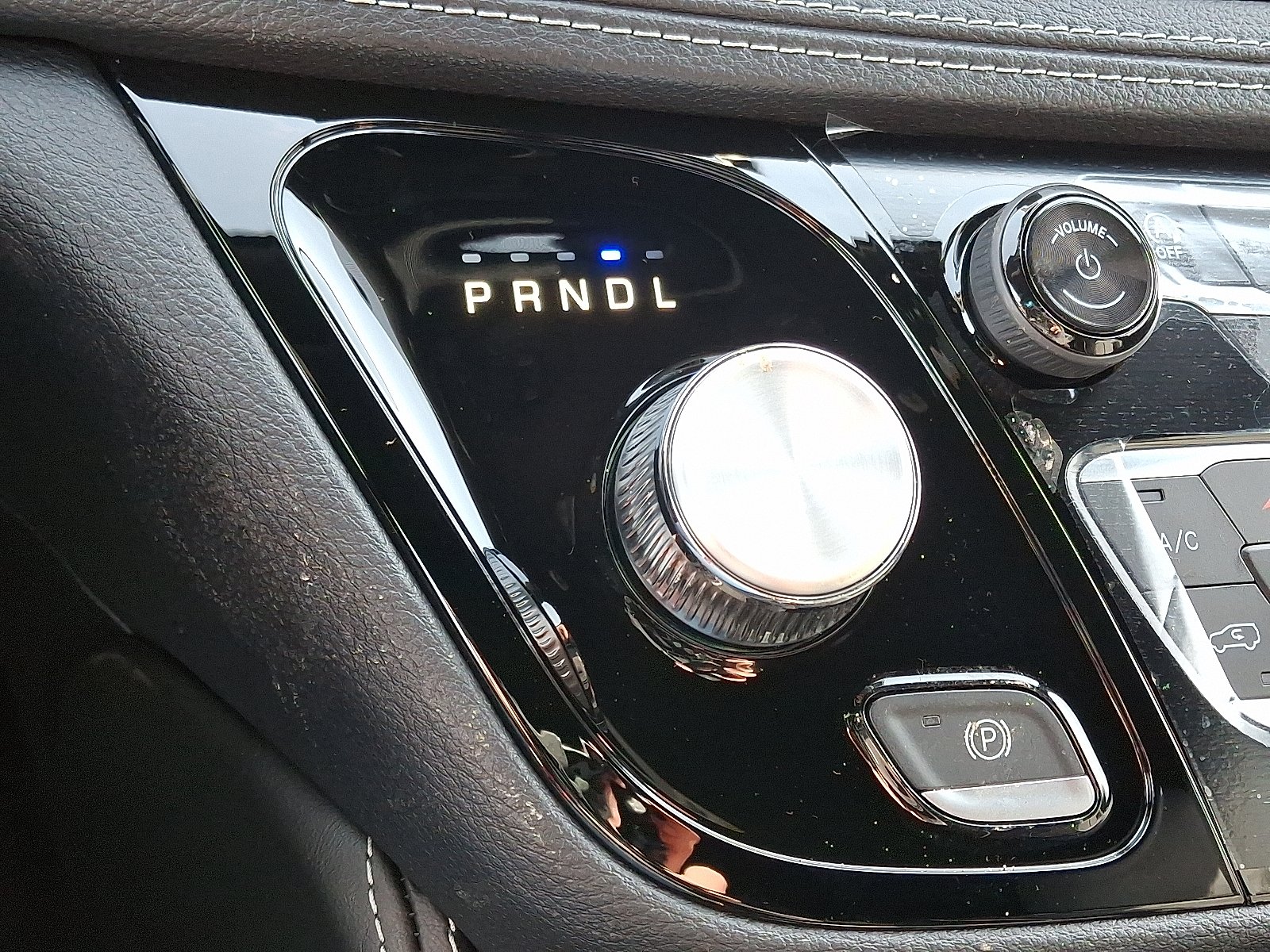 New 2026 Diamond Black Crystal Pearl-Coat Exterior Paint Chrysler Limited AWD image 13