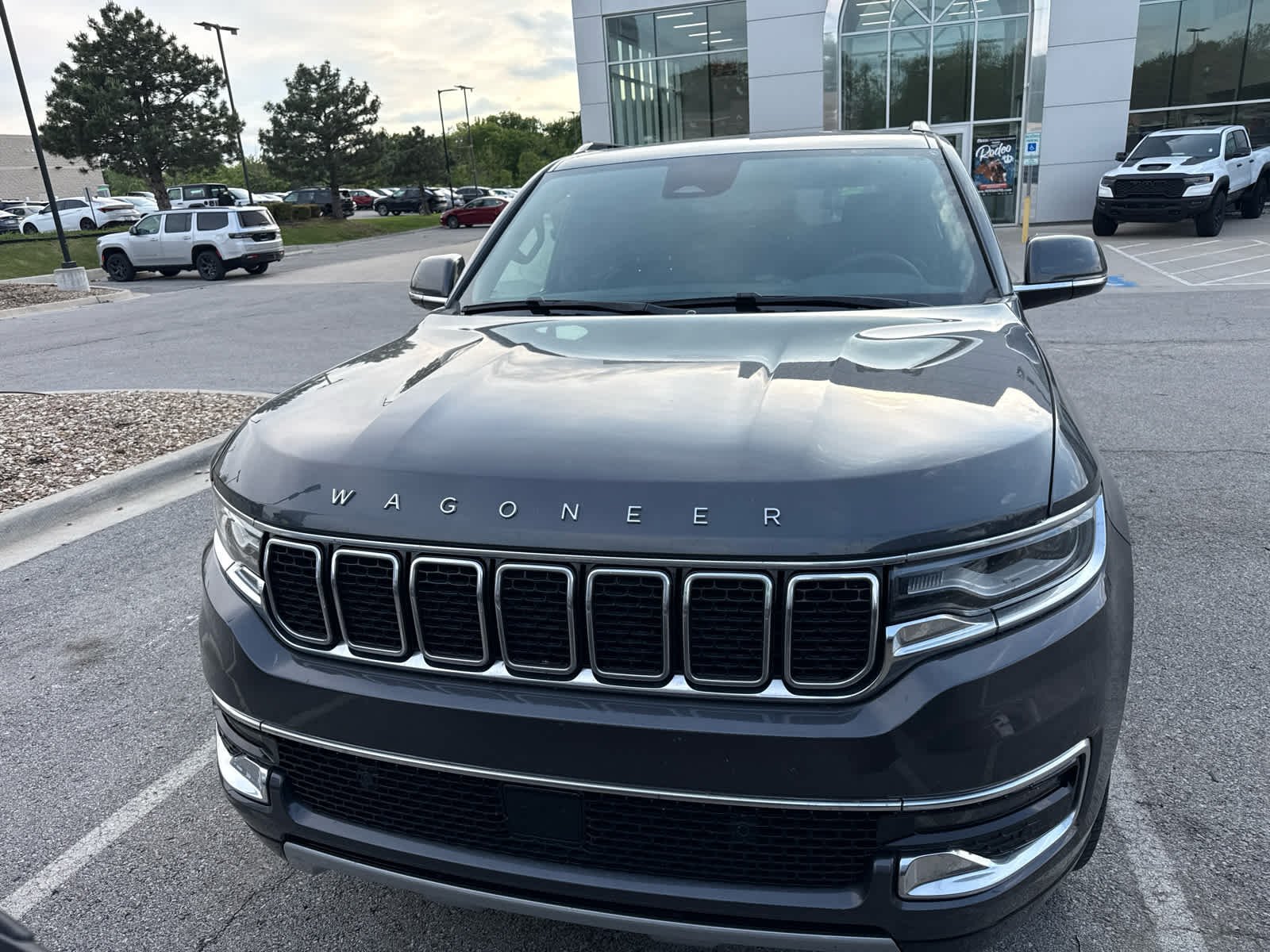 Used 2022 Jeep Wagoneer Series II with VIN 1C4SJVBT4NS127405 for sale in Kansas City