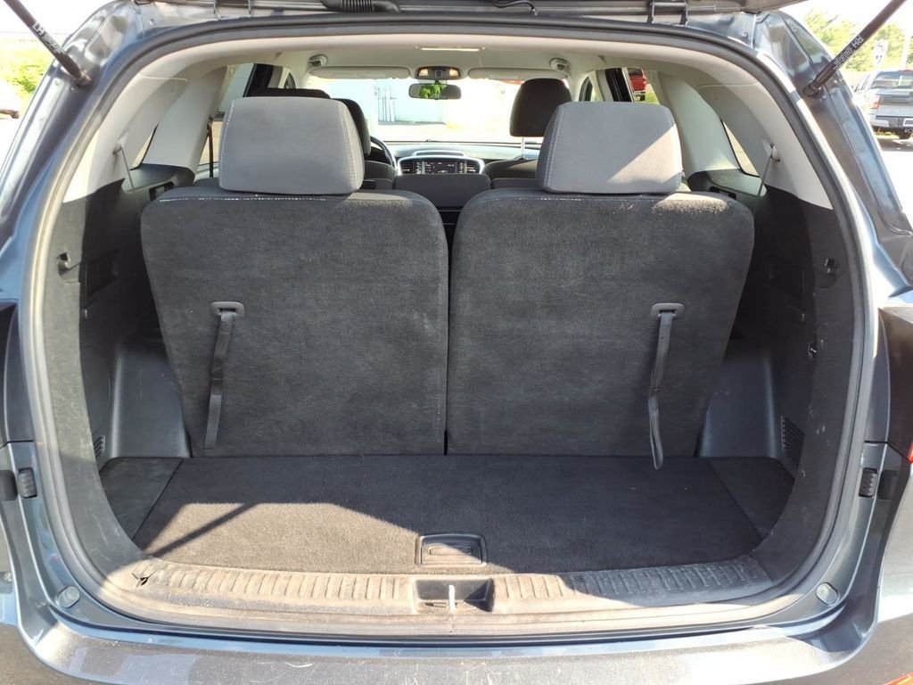 Used 2020 Gravity Grey Kia LX w/convenience pkg & 3rd row seat image 33