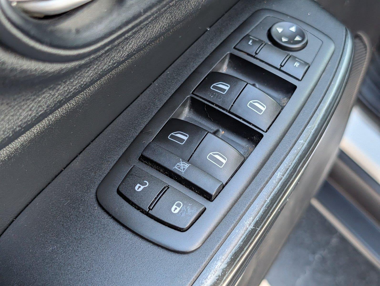 Used 2015 Bright White Clearcoat Jeep Trailhawk image 15