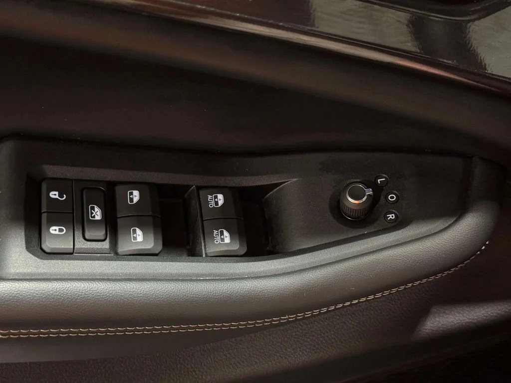 Used 2023 Black Jeep Altitude image 18