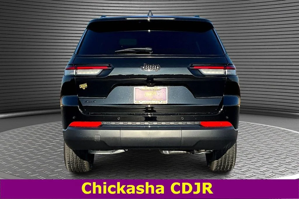 New 2025 Diamond Black Crystal Pearl-Coat Exterior Paint Jeep Altitude X image 4
