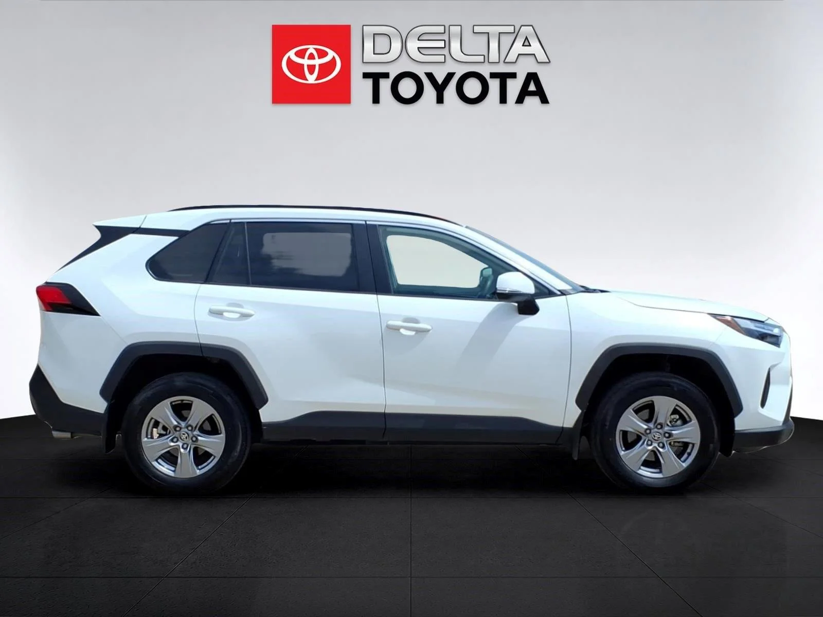 Used 2025 Ice Cap Toyota XLE image 6