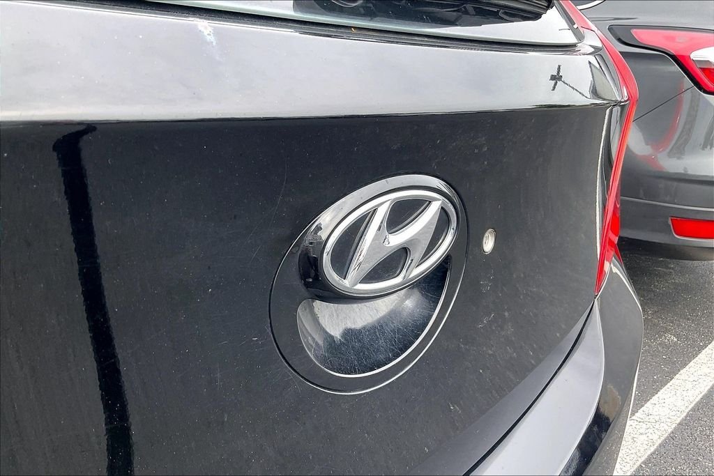 Used 2013 Black Hyundai SE image 7