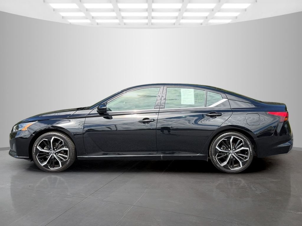 Used 2025 Black Nissan 2.5 SR image 3