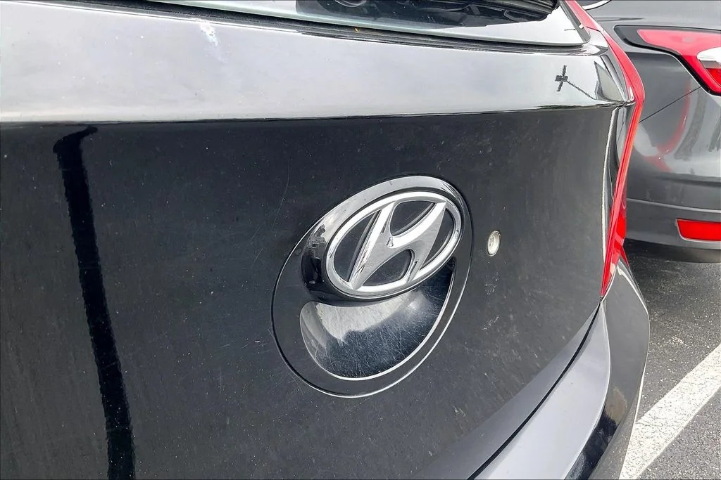 Used 2013 Black Hyundai SE image 7
