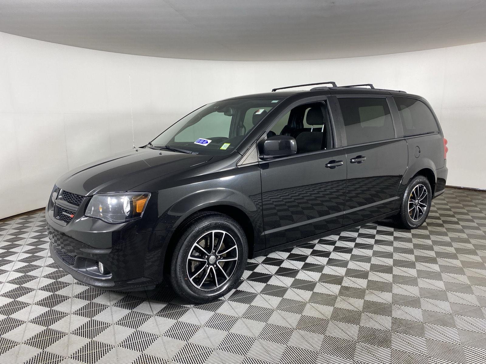 Used 2018 Black Onyx Crystal Pearlcoat Dodge SE Plus image 3
