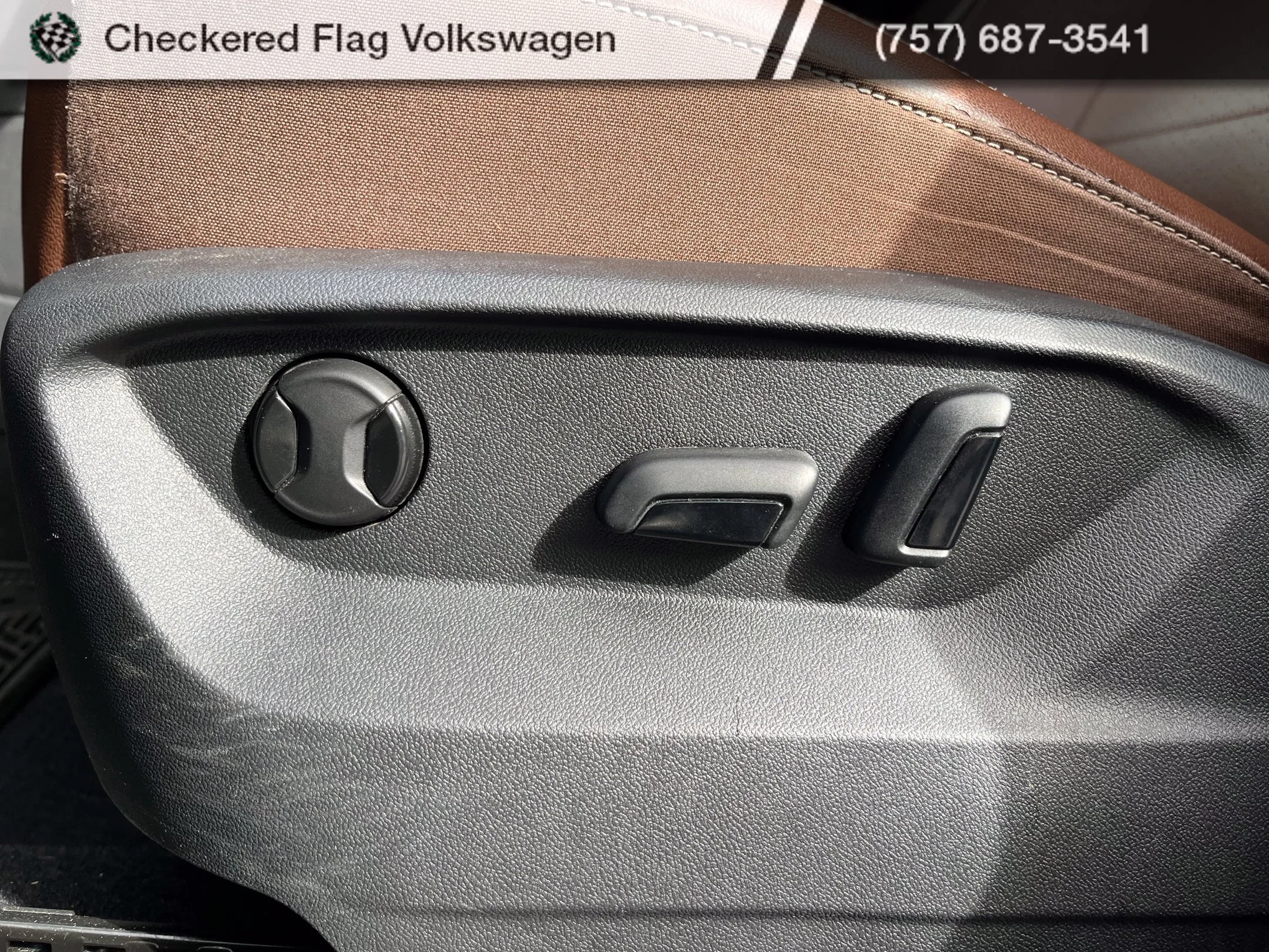 Used 2022 Pure White Volkswagen 3.6L V6 SE w/Technology image 22