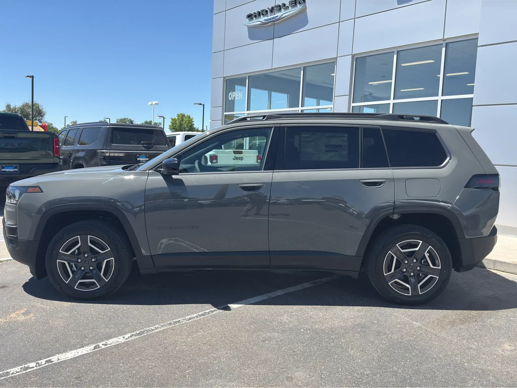 New 2026 Sting-Gray Clear-Coat Exterior Paint Jeep Limited image 2