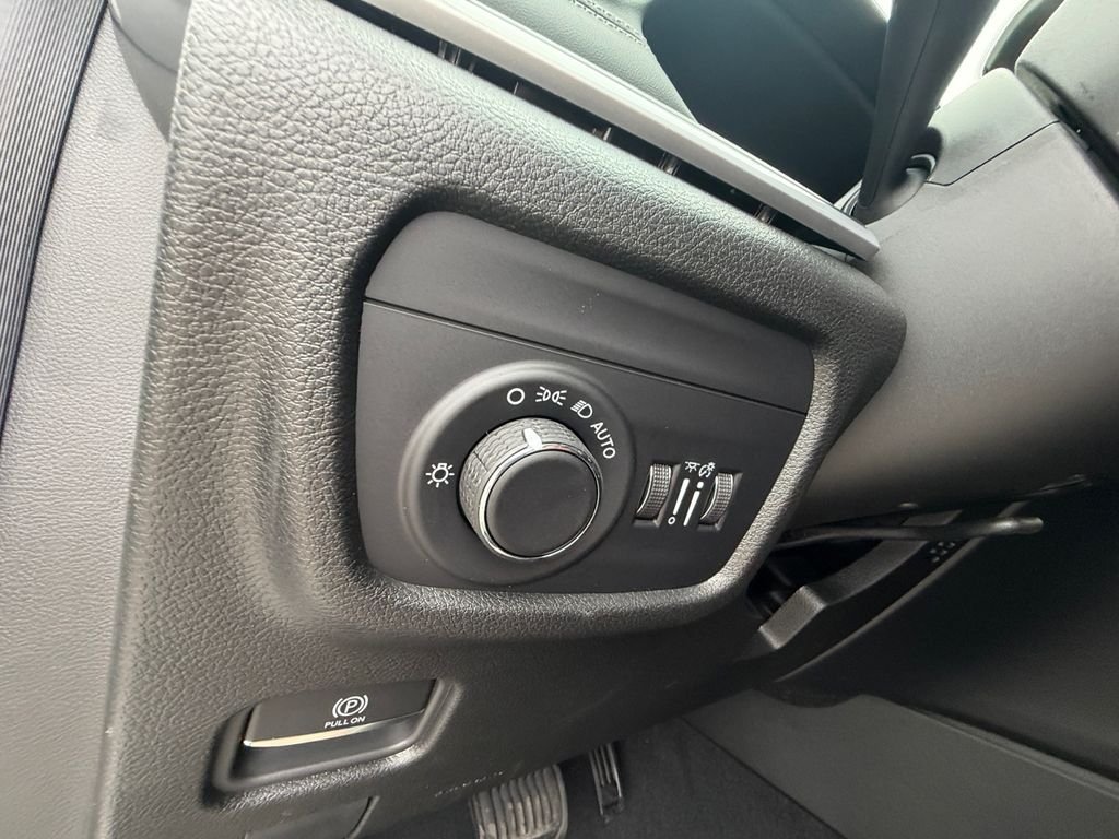 New 2026 Bright White Clear-Coat Exterior Paint Jeep Laredo image 23