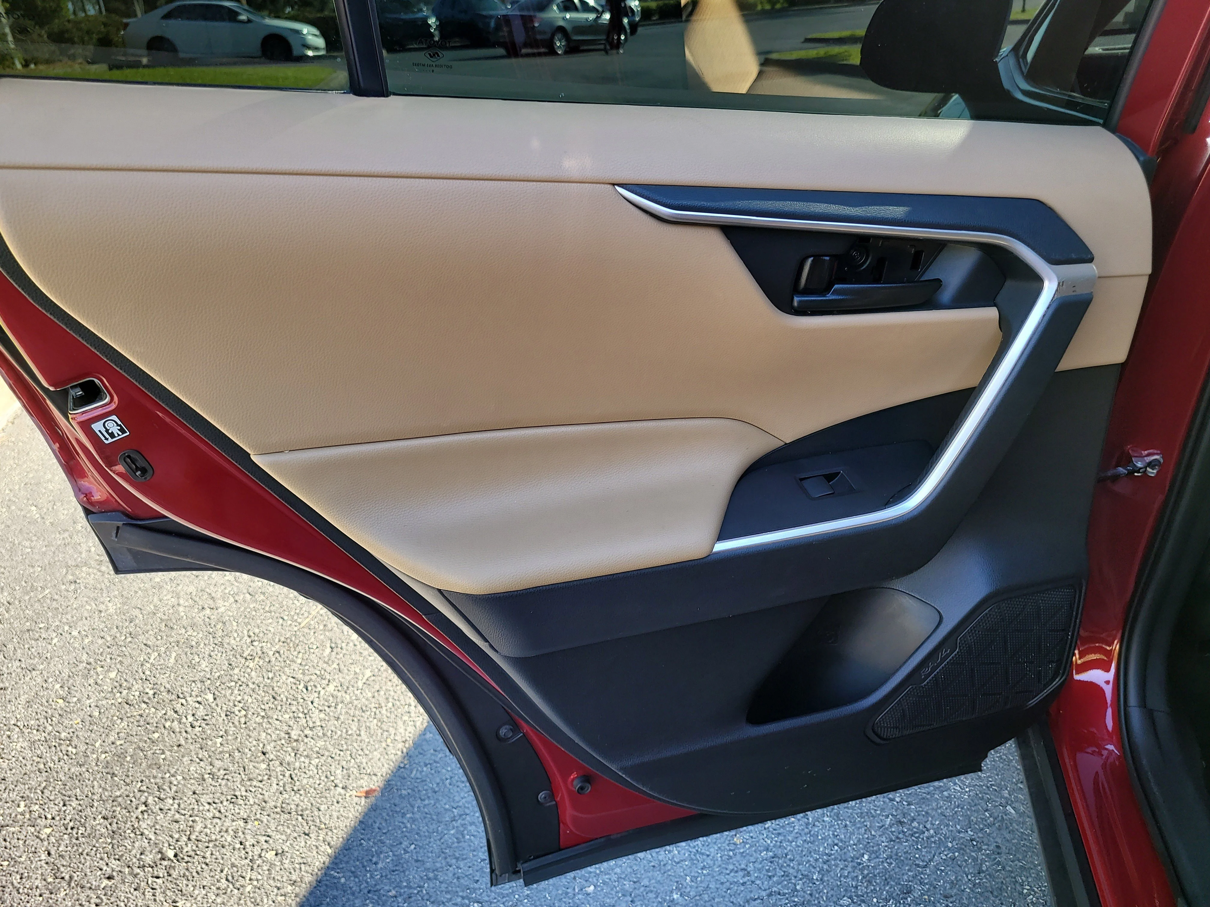 Used 2020 Pearl Toyota LE image 11