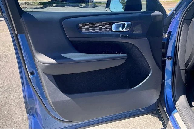 Used 2020 Blue Volvo R-Design image 23