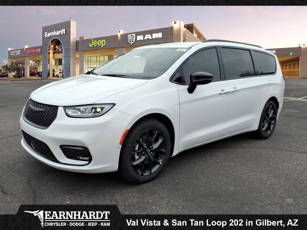 2026 Chrysler Pacifica Select's photo