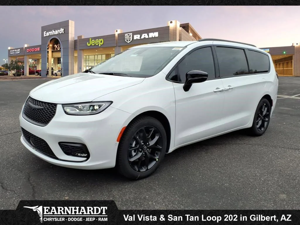 2026 Chrysler Pacifica Select's photo