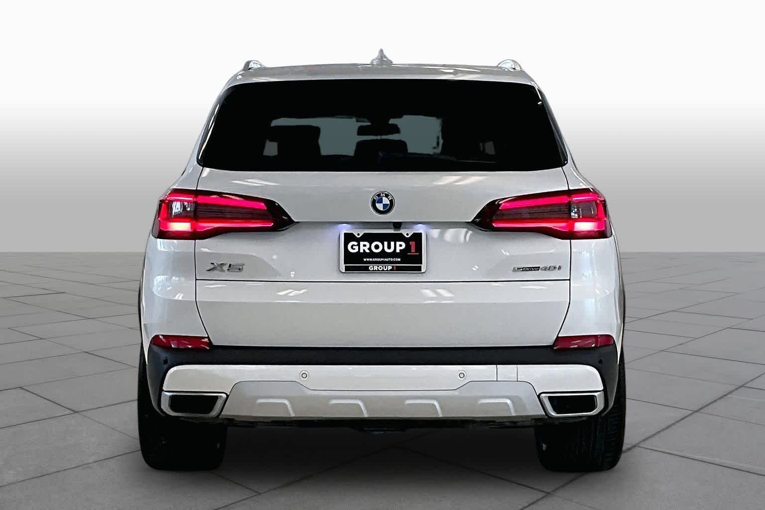Used 2022 Mineral White Metallic BMW sDrive40i image 4