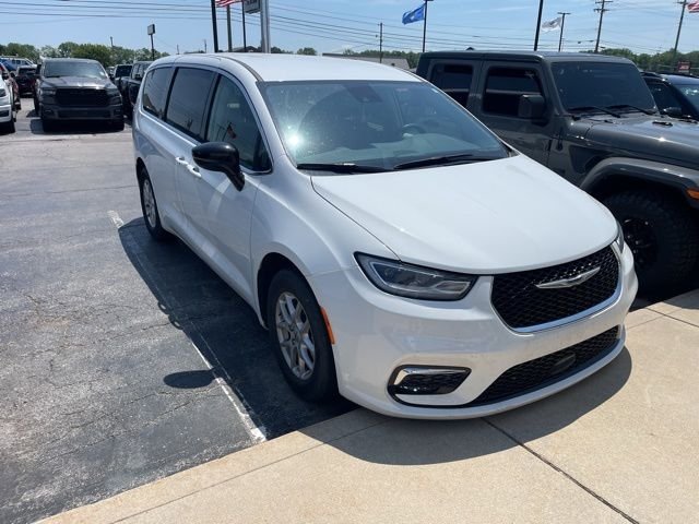 Used 2024 White Chrysler Touring L image 4