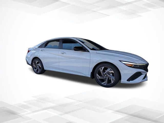 Used 2025 White Hyundai SEL Sport image 2