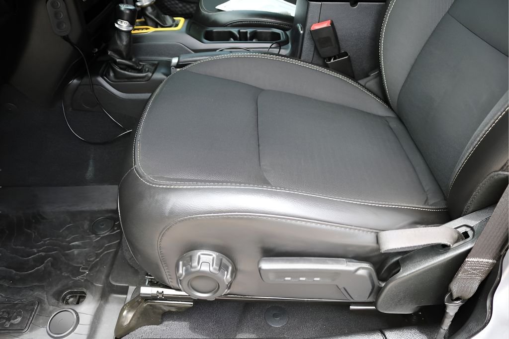 Used 2020 Silver Jeep Unlimited Sport image 12