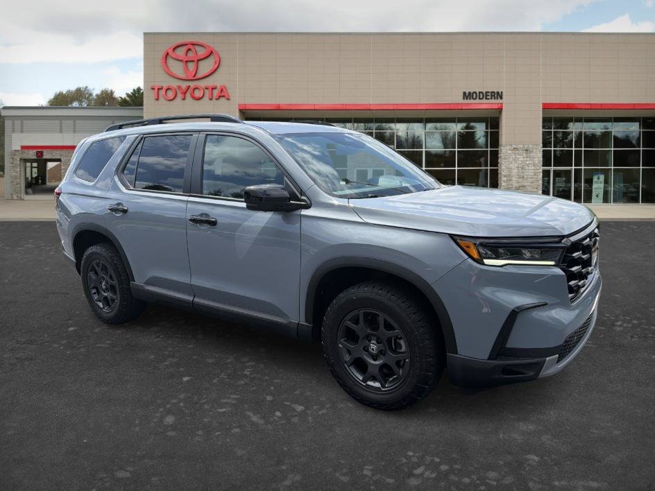 Used 2025 Sonic Gray Pearl Honda TrailSport image 3