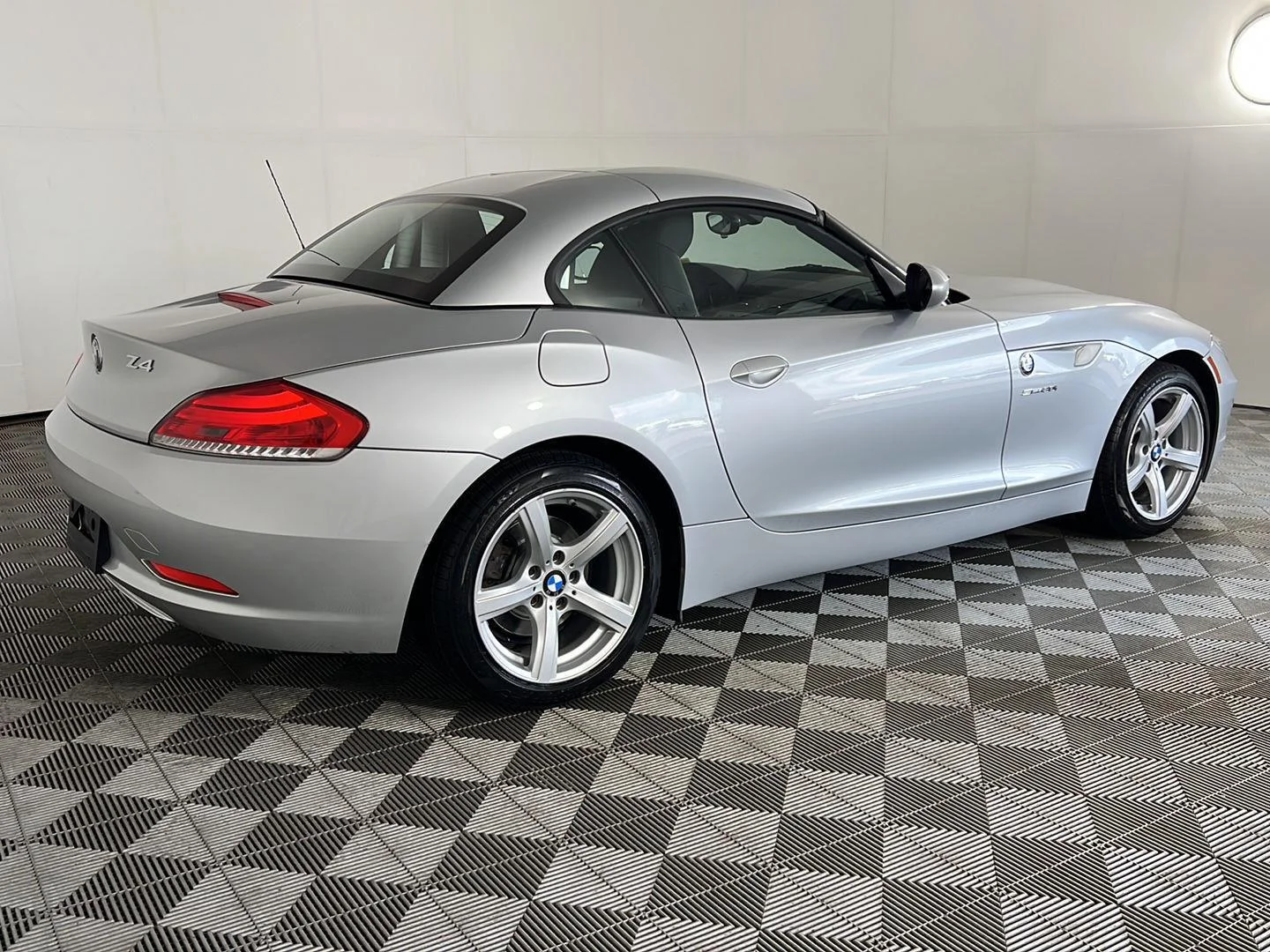Used 2009 Titanium Silver Metallic BMW sDrive30i image 5