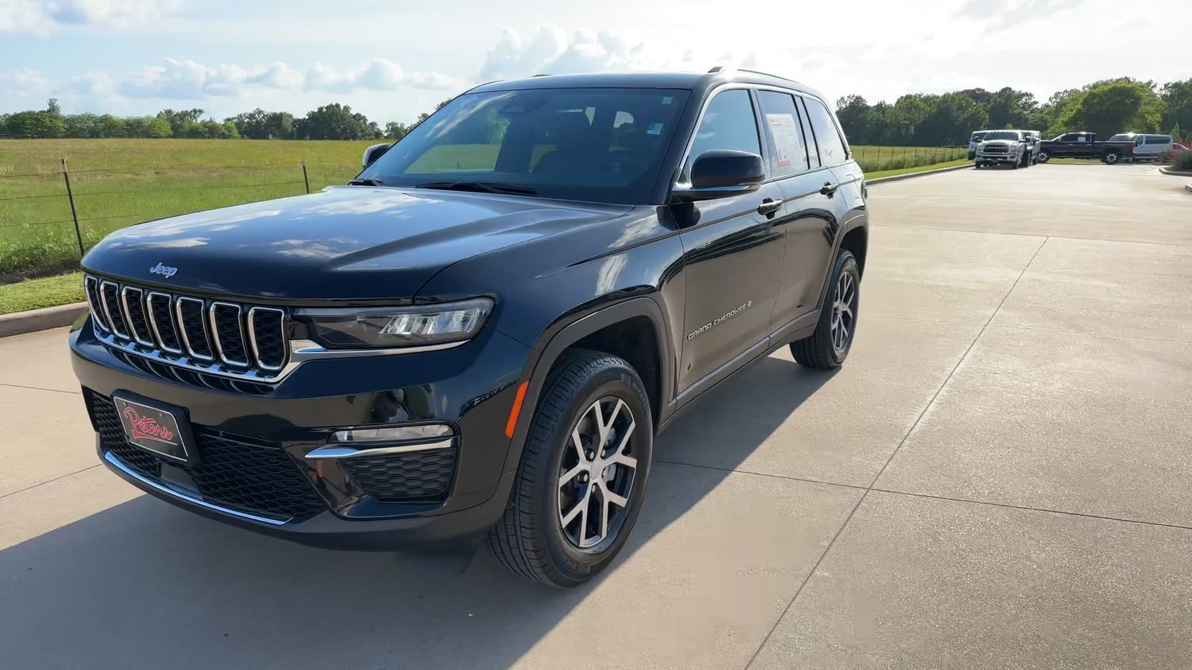 Used 2025 Diamond Black Crystal Pearlcoat Jeep Limited image 4