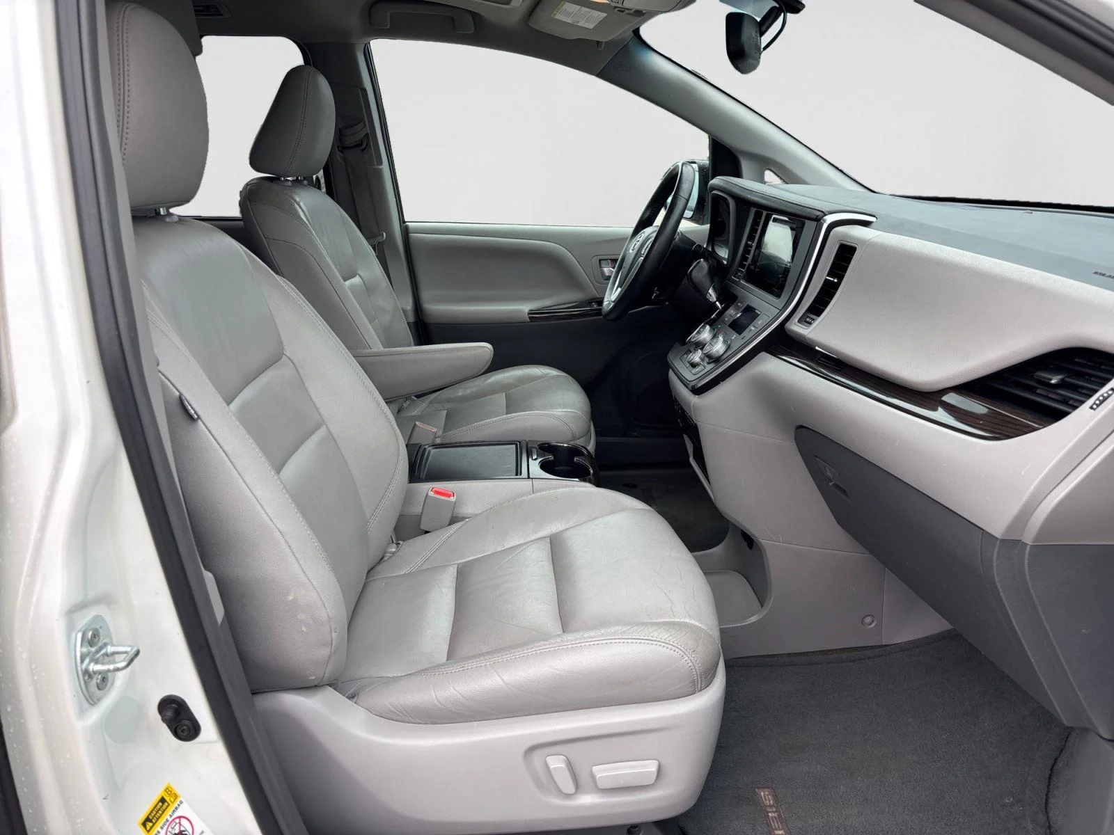 Used 2016 Blizzard Pearl Toyota XLE Premium 8-Passenger image 15