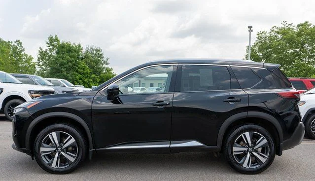 Used 2021 Black Nissan SL image 9