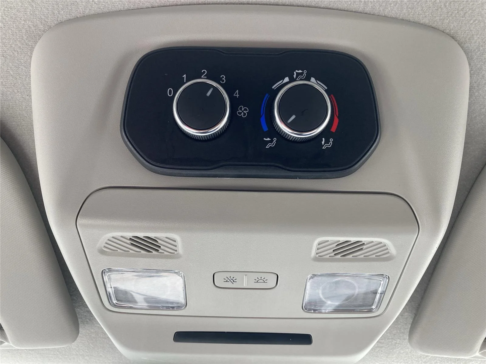 Used 2024 Oxford White Ford 350 XLT image 26