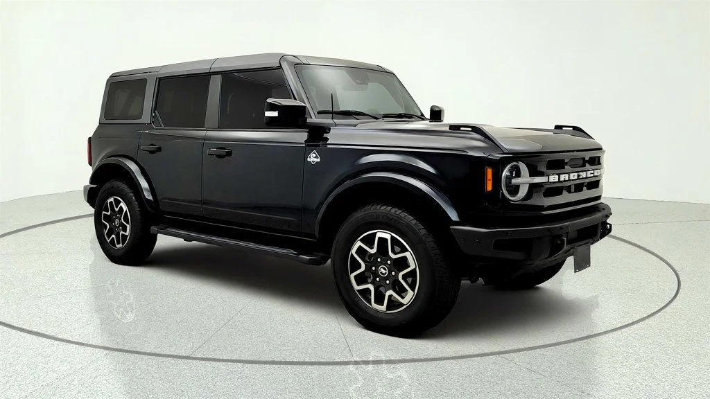 Used 2023 Shadow Black Ford Outer Banks 4 Door 4x4 w/ High Package & 2.7L V6 image 3
