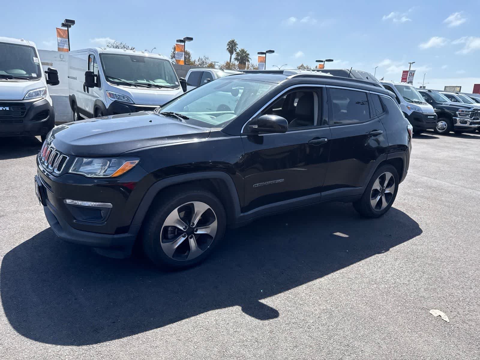 Used 2017 Diamond Black Crystal Pearlcoat Jeep Latitude image 18