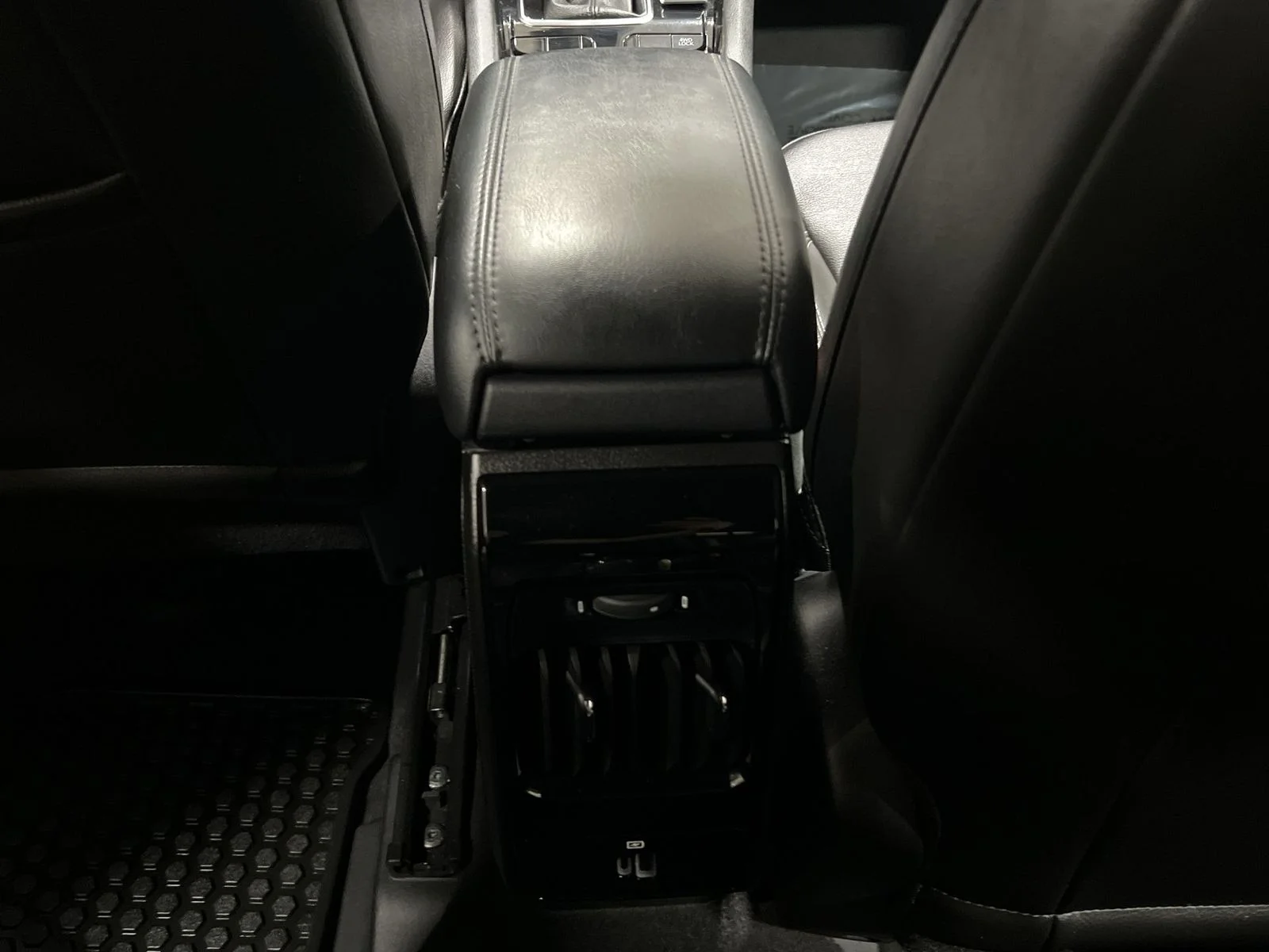 Used 2023 Red Jeep Latitude image 20