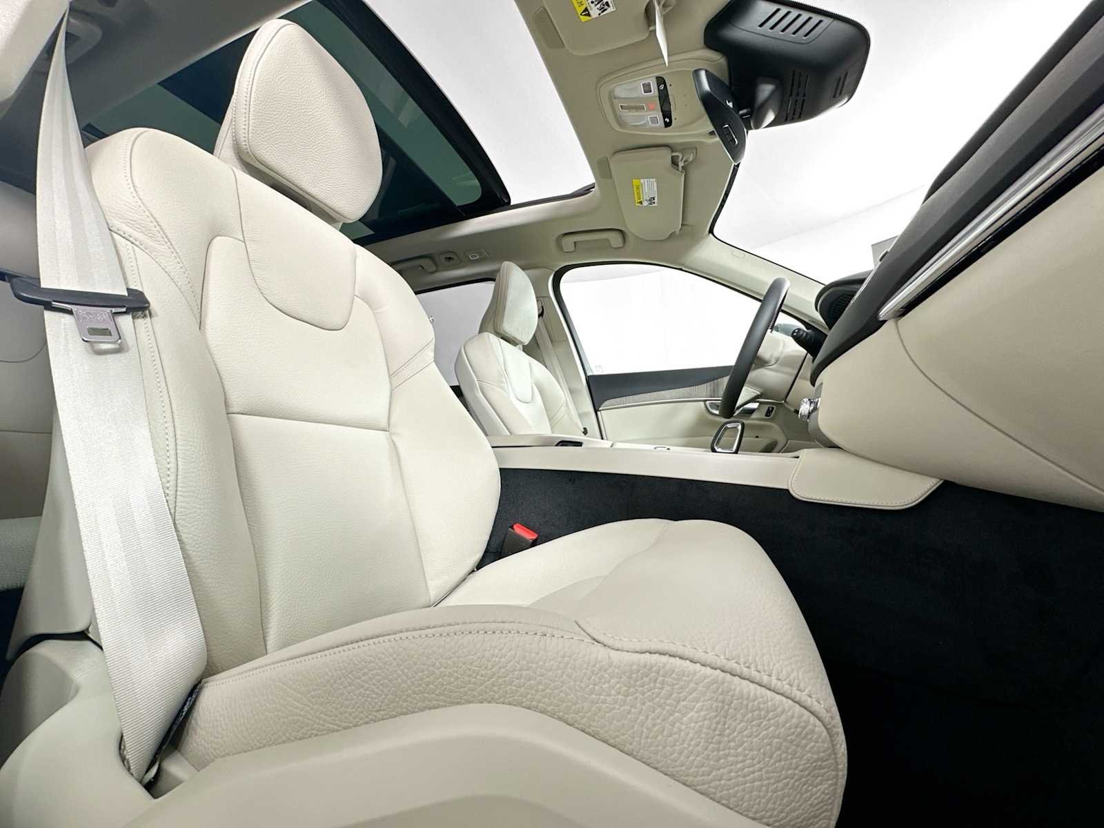 Certified Used 2025 Vapour Grey Volvo Plus image 25