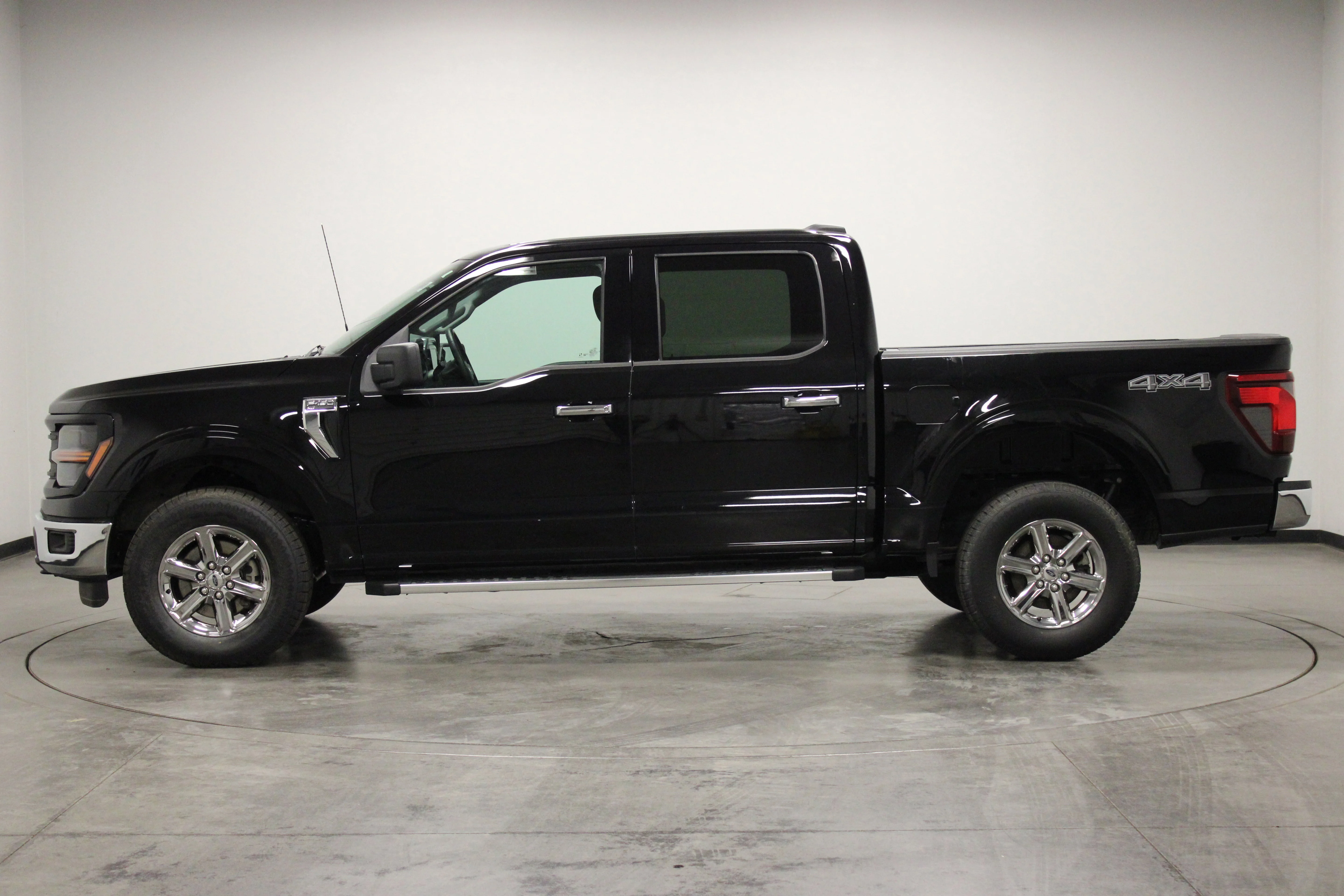Used 2025 Agate Black Metallic Ford XLT image 5