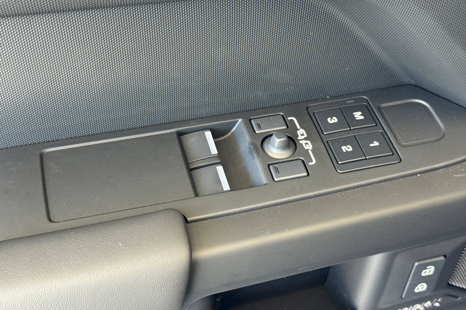 New 2026 Sedona Red Land Rover X-Dynamic SE image 15