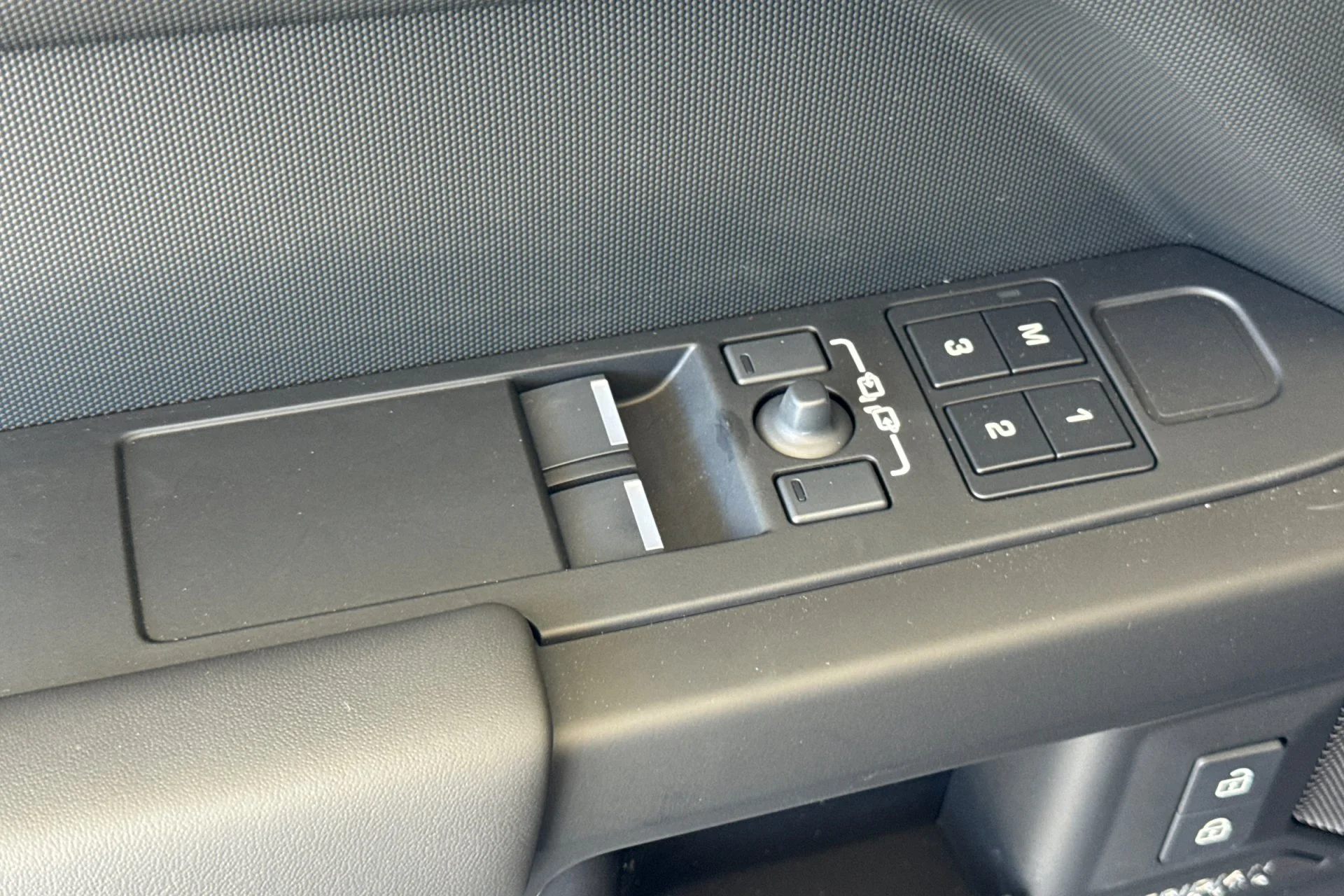 New 2026 Sedona Red Land Rover X-Dynamic SE image 15