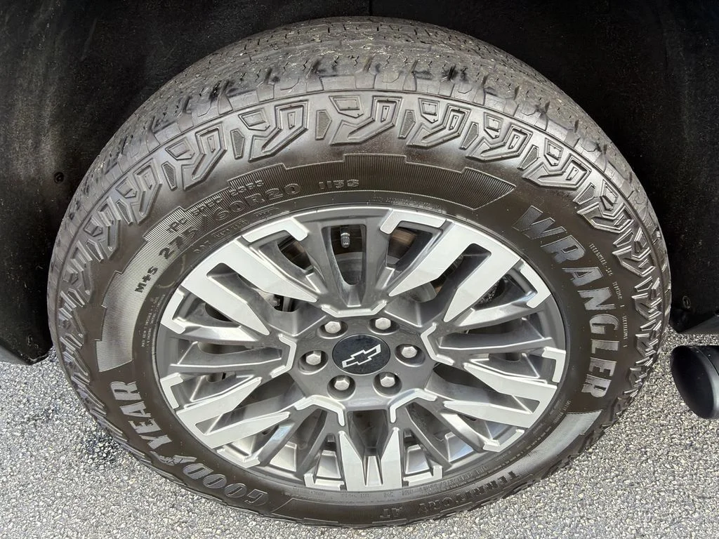 Used 2025 Gray Chevrolet Z71 image 17