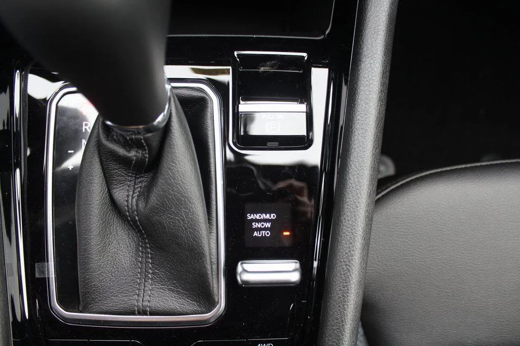 New 2026 White/off-white Jeep Latitude image 15