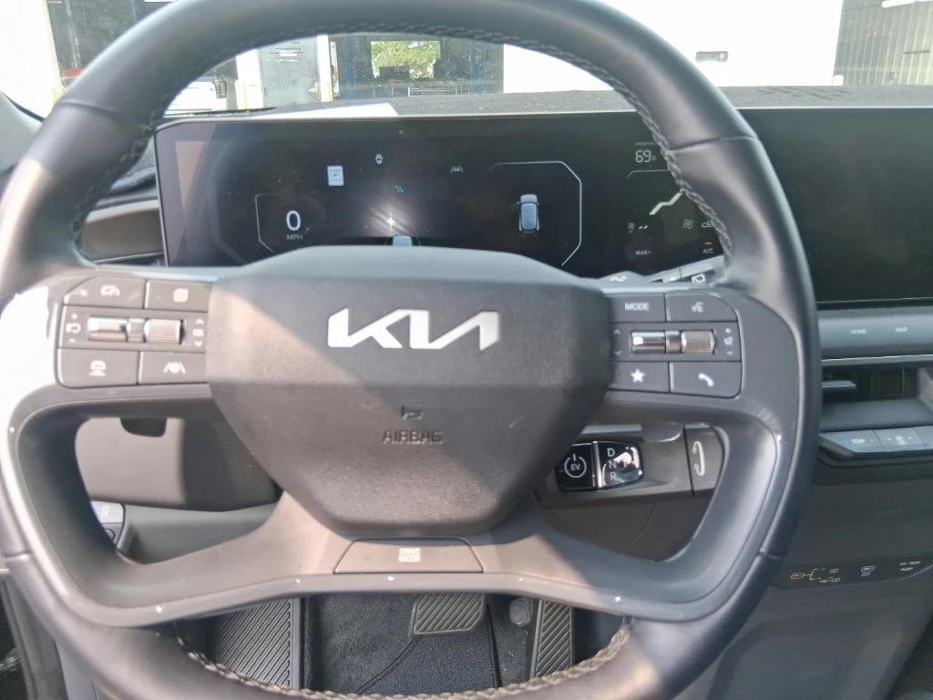 Used 2024 Black Kia Light Long Range image 9