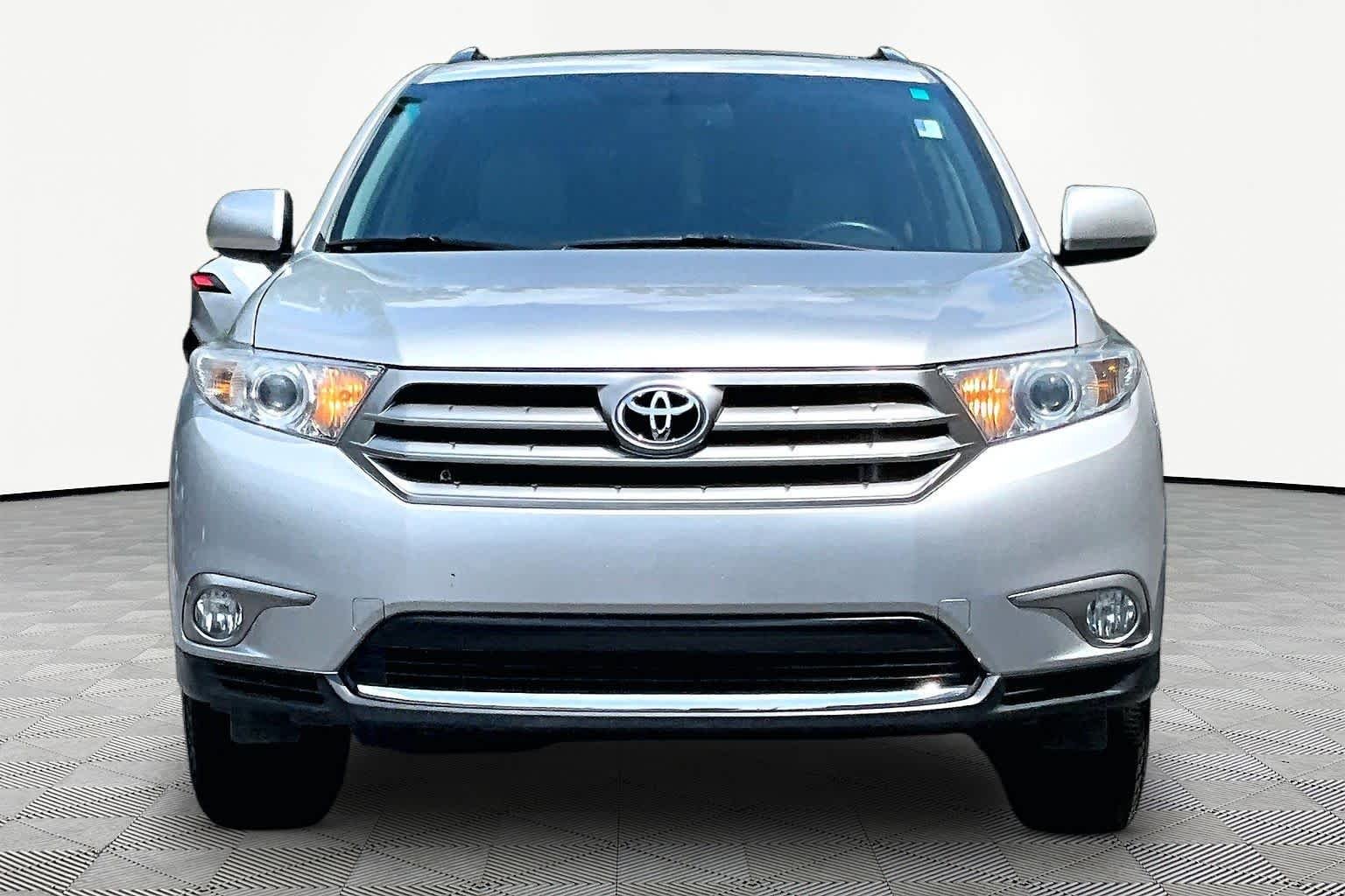 Used 2013 Classic Silver Metallic Toyota SE image 4