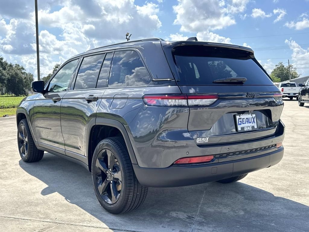 New 2025 Baltic Gray Metallic Clear-Coat Exterior Paint Jeep Limited image 10