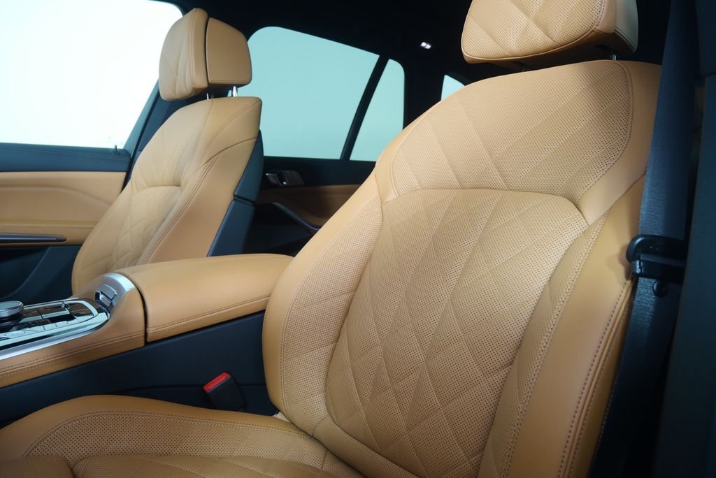 New 2026 Manhattan Green Metallic BMW xDrive50e image 10