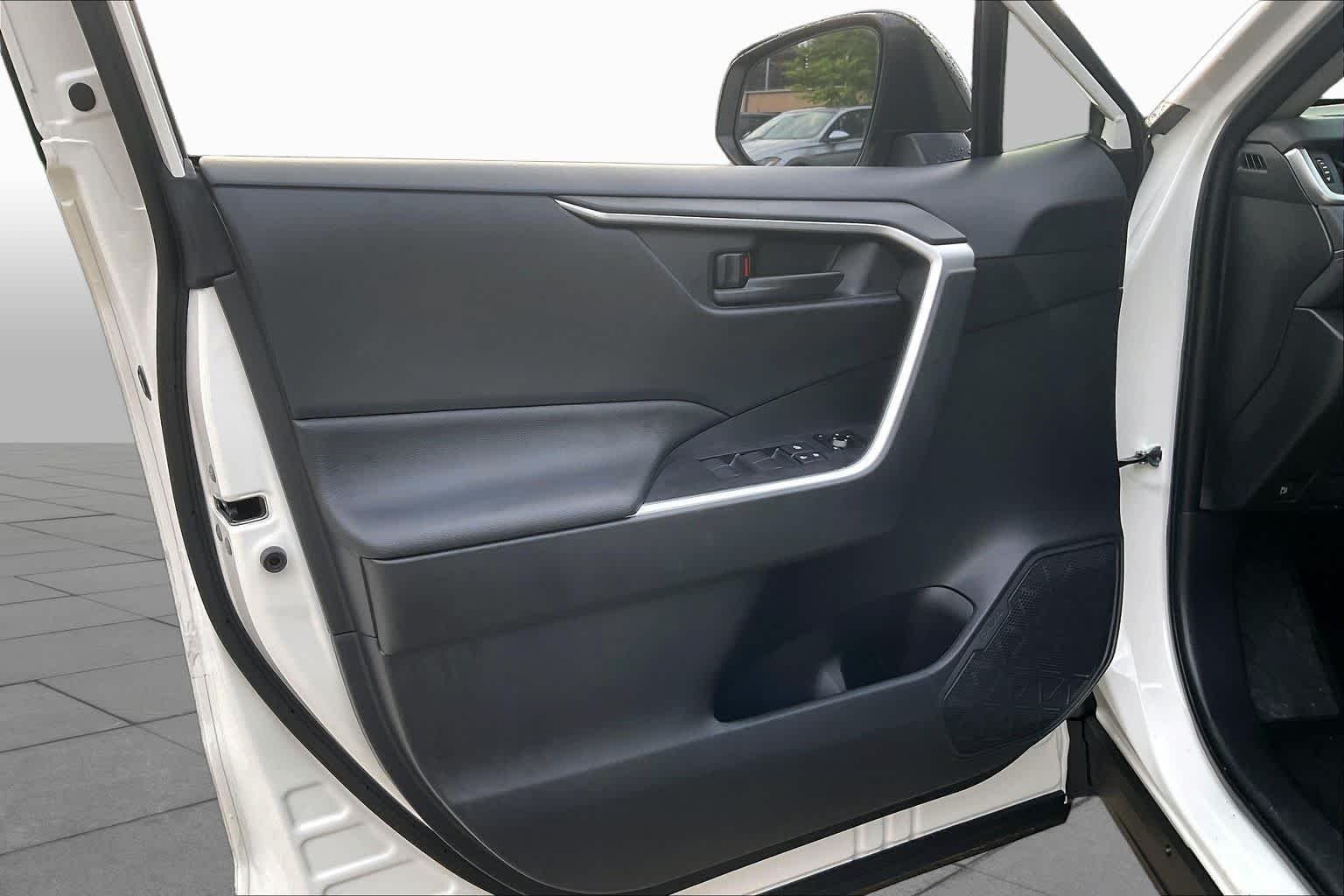 Used 2025 Ice Cap Toyota Hybrid LE image 21